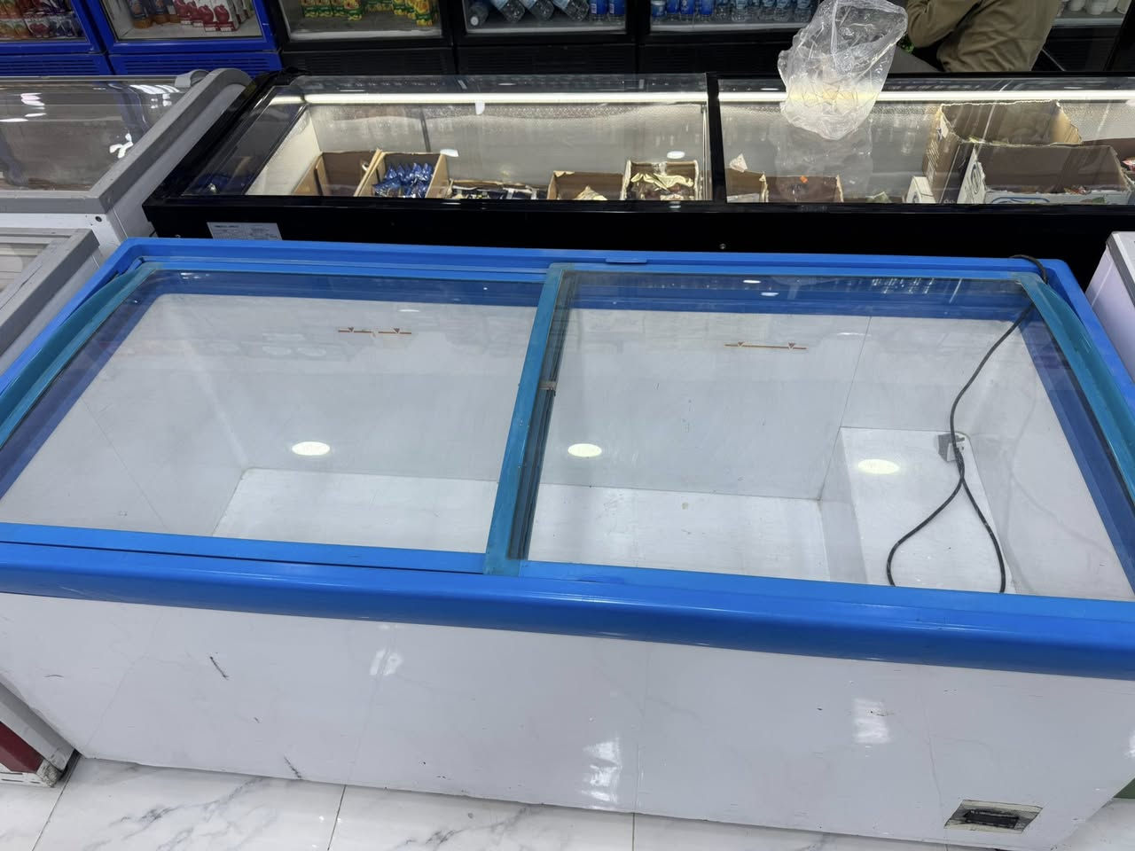 عارضة كيك للبيع ايطالي المنشا مرمر اسود شغاله تبريدها جيد جدا السعر ٨٠٠ مع المجال القليل
مجمده بطحيه الطول ١٨٦ عرض ٨٢ شغاله تجميدها خير من الله شرط الفحص السعر٦٥٠ مع المجال القليل سبب البيع زياده بالمحل المكان كربلاء
للاتصال ***********
