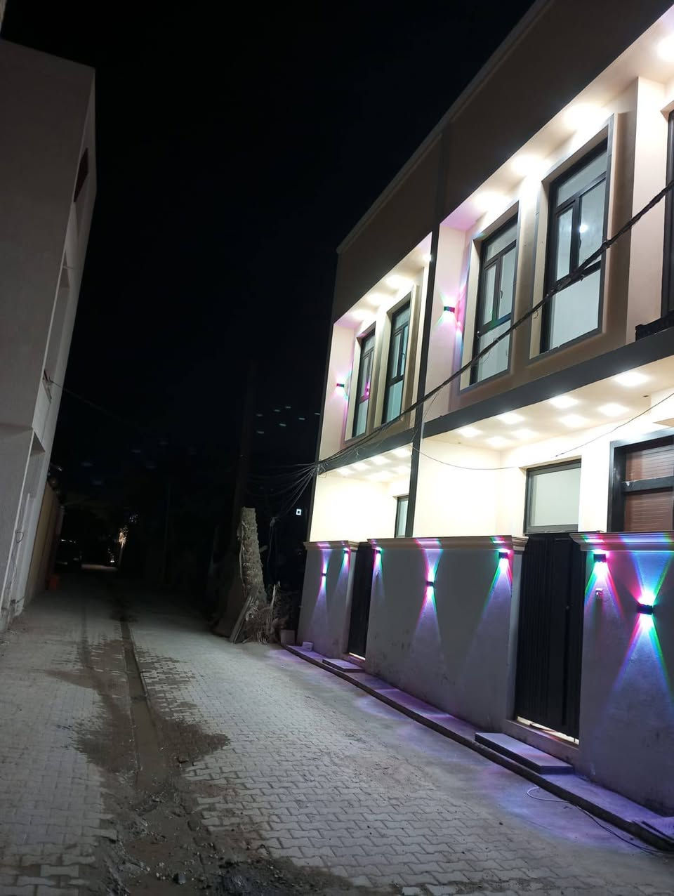 السلام عليكم تعلن شركة الجبوري للعقار والمقاولات العامه عن بيع دور ملك صرف زراعي في منطقة الاسبع ابكار نهاية شارع الهبي دي بناء حديث درجه أولى ركن على فرعين تسليم مفتاح
1 المساحة 58 متررر لكل دار 
2 الوجه 5 مترررر لكل دار
3 النزال 11 متر و75 سانتيم لكل دار 
4 عرض الشارع 6 متررر كامل الاخدمات مقرنص كهرباء مجاري ماء 
5 السعر 140ركن مليون وبي مجال وبصف الركن 135
يتكون من طابقين وبيتونه وسطح 
الطابق الأول طرمه وصاله ومطبخ وحولي وخدمات ومنور 
الطابق الثاني غرفتين نوم وحولي وخدمات وبيتونه وسطح 
عنوان الشركة الكريعات الكويتي شارع حسينية ابي تراب قرب فلكة القرغولي استفسار اتصال على الارقام التاليه 
*********** أبو صكر الجبوري 
***********
