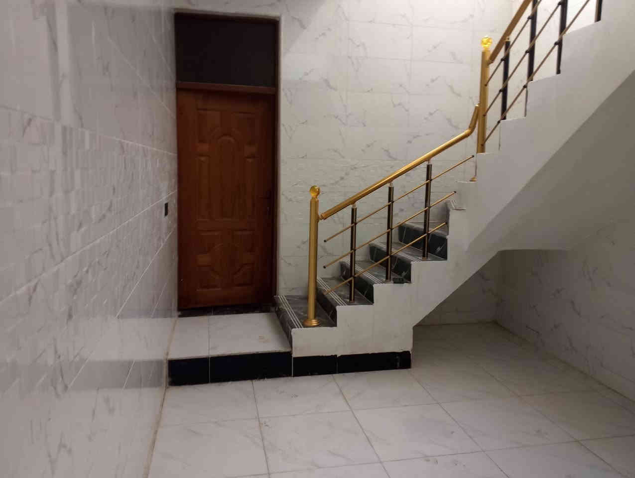 مشتمل طابقين للبيع مساحته 100متر 🟥 بناء حديث غير مسكون 🟦 يحتوي الطابق الاول على غرفة نوم وهول ومطبخ واستقبال وصحيات داخلية وخارجية وگراچ 
-- والطابق الثاني يحتوي على غرفتين نوم وهول وصحيات🔲
--مبني من الطابوق 🟥
ــالسقف صب كونكريت 🟦 
ــالارضية والجدران سيراميك 🟥
--نوع العقار طابو زراعي مرقم 🟦
--مرتب وديكورات🔲
السعر//58 مليون قابل للتفاوض 🟥
العنوان//كوت ــحي الحكيم الاولى شارع افران الهادي 🟦
للاستفسار الاتصال على الارقام التاليه ⬇️⬇️
📳📳*********** 📳📳
📳📳*********** 📳📳
مكتب دلالية اهل الديرة للعقار 🏨🏨
