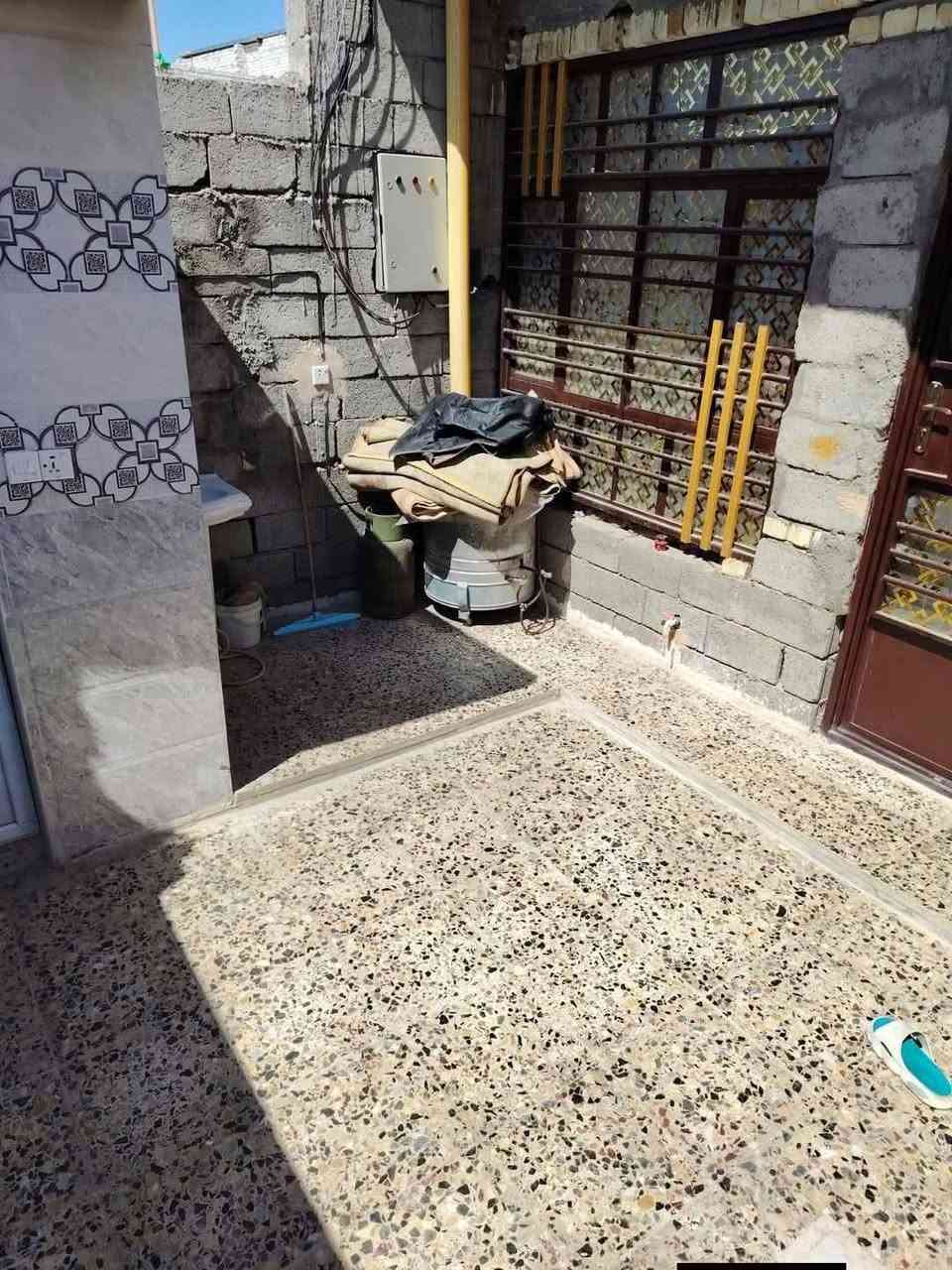 سلام عليكم اخوان بيت للبيع مساحه 125 متر قاطين بناء حديث سنه 2024 الطابق الاول يحتوي ع طارمه كبيره مدخلين استقبال وممر مطبخ وصاله ومنور وصحيات داخليه وخارجيه وغرفه نوم الطابق الثاني يحتوي ع غرفه نوم وحمام وصاله وسطح كبير عرض الشارع 10امتار البيت تجاوز مجمع فدك المشتل  مشمول بقرار تمليك وبيه قصاصه تمليك رقم الاتصال ***********
