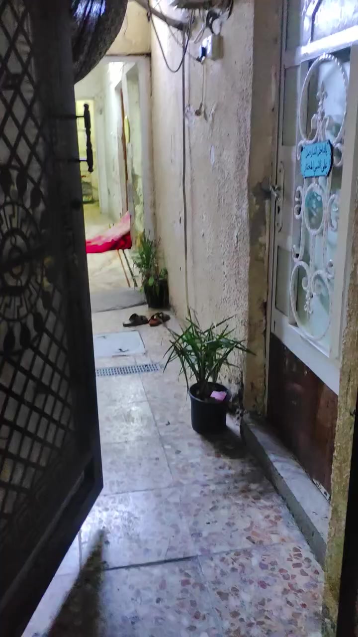 بسم الله الرحمن الرحيم
دار لبيع نصف قطع أمامي ٨٠ متر  بناء قديم طابق واحد  قطاع الرابع أول فرع مقابيل حسينية الإمام المهدي ع... فرع فرن صمون بيت نص دربون صاير.. يحتوي على طرمة صغيرة وحمامات خارجية.. وغرفة استقبال ٦في ٤ . وغرفة نوم ٤ في ٤ .. وحولي صغير.. وحمامات داخلية. ومطبخ... وترك صغير  سعر ١٠٠ وبي مجال ***********
