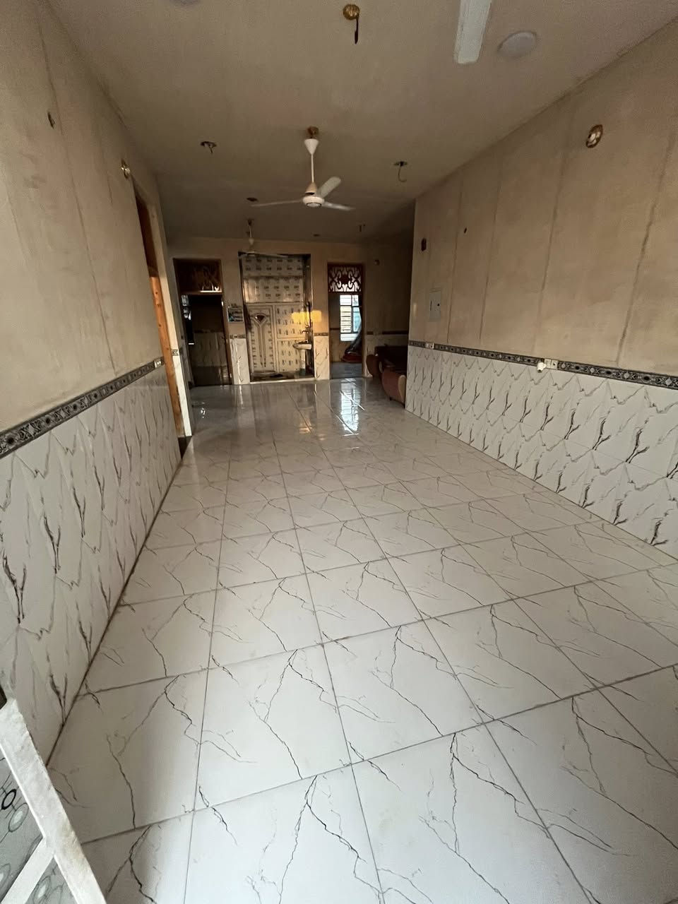 دار للبيع 🏠
المساحة // 300م 
الموقع // طريق المعاره ( حي السجاد) قبل مجمع مناف
السعر //75 وبي مجال 

البيت طابوك والسقف صب كونكريت ##
## صاله 
استقبال 
مطبخ 
غرفتين 2
صحيات خارجيه وداخليه 
طابو زراعي سند 25

الاستفسار اكثر اتصل او مراجعة مكتب ( البرق الهندسي )
الكائن طريق المعاره مقابيل الغسل 
***********
***********
