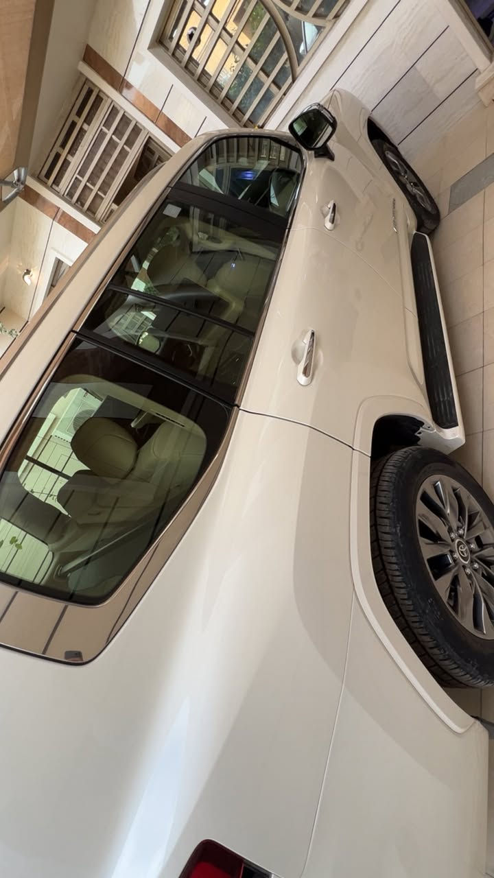 سلام عليكم للبيع لاند كروزر 2024 vx لمتد بريم ماشيه17الف السياره فول مواصفات معروف الvx كامرات كشنات كهرباء السبعه راكب ايضاً كهرباء كشنات تدفئه وتبريد يعني معروفه مواصفاتها السعر 76.500$ الاستفسار  اتصال ع الرقم ***********
