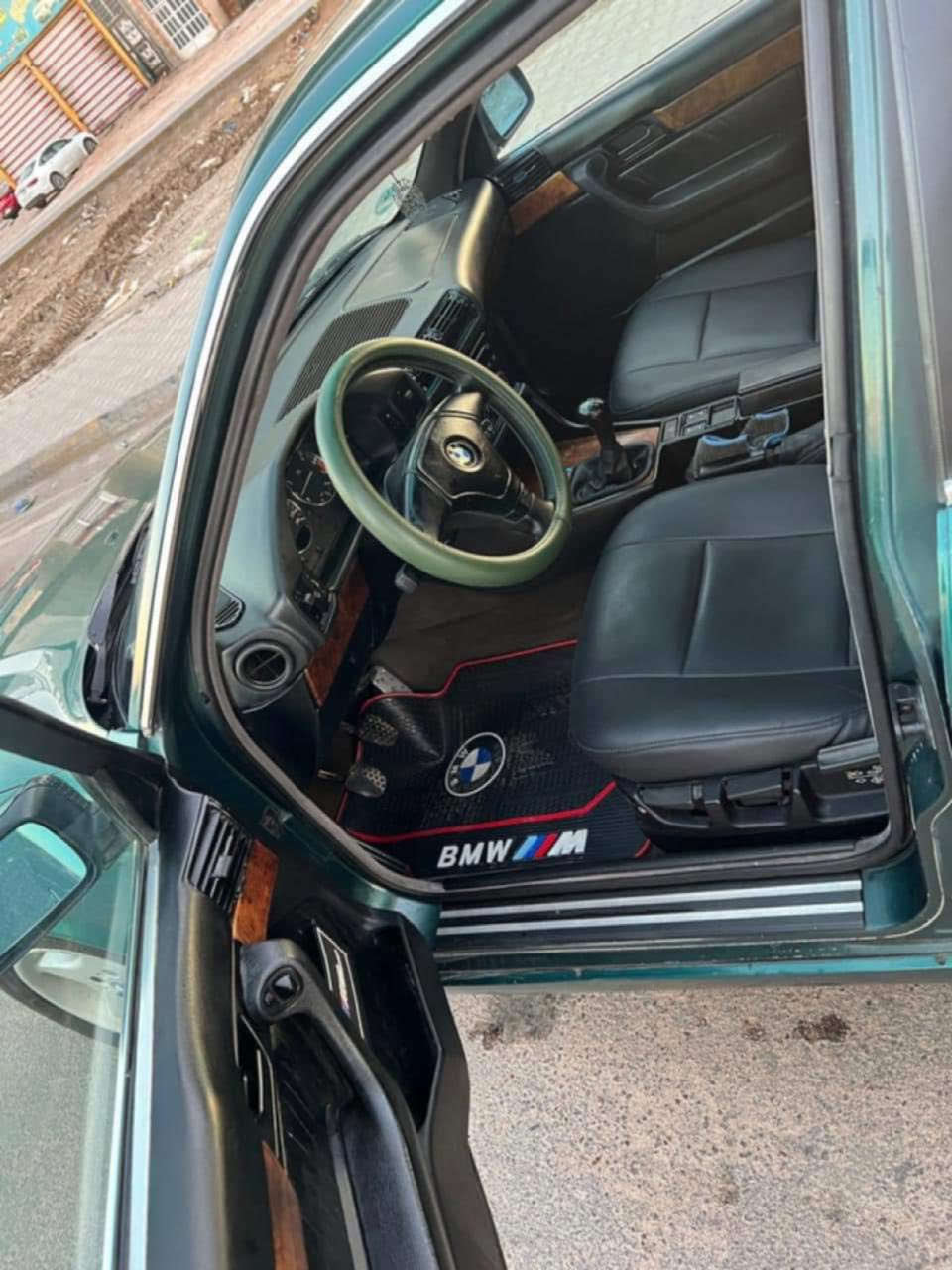 سلام عليكم بي إم دبليو مديل1993
مكينه 6v كير عادي 

سياره كفاله عامه 

تبريد ثلج

تايرات جدد

سنويه منتهيه 

سعر 60$ وبيه مجال  

عنوان بصره زبير

***********
