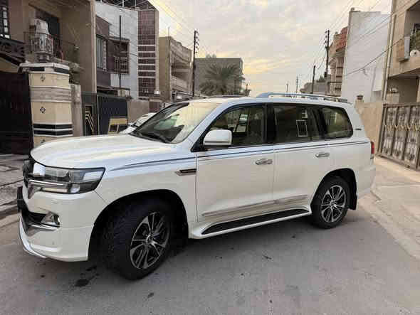 السلام عليكم للبيع لاندكروز 2020 سبشل ادشن ساز باب اول  السيارة كفالة مغلفة ppf من شركة جيو شيلد سنوية جديدة كير ومحرك مكفول 
المواصفات : 
محرك ٦ سلندر 4000
ماشية 68 الف 
 8 ارباك بلادي 
شاشه لكزز 
كشن ٣ حركات 
تشغيل بصمة 
تشغيل عن بعد
‏مرايه شفط 
‏دوسات لزيريه 
‏‏نظام مانع للانزلاق 
شاحن وايرليس 
‏‏النظام المساعد على نزول المنحدرات  
خمسه بصمات ابواب
باب خلفي كهرباء بلادي 
‏‏دخول ذكي
‏‏مثبت سرعة
‏‏فتحة سقف
‏‏فول تحكم ستيرين
‏‏كاميرا خلفية 
‏‏بلوتوث
‏‏مشغل CD
‏‏منفذ AUX & USB
‏‏كشافات ضباب
‏‏زراك لايت 
‏‏حساسات امامي خلفي 
-ثلاث شاشه بلادي اصل 
السعر / 63 وبيها مجال للشراي 
الاستفسار المراسلة على ماسنجر او الاتصال بالرقم  
***********
