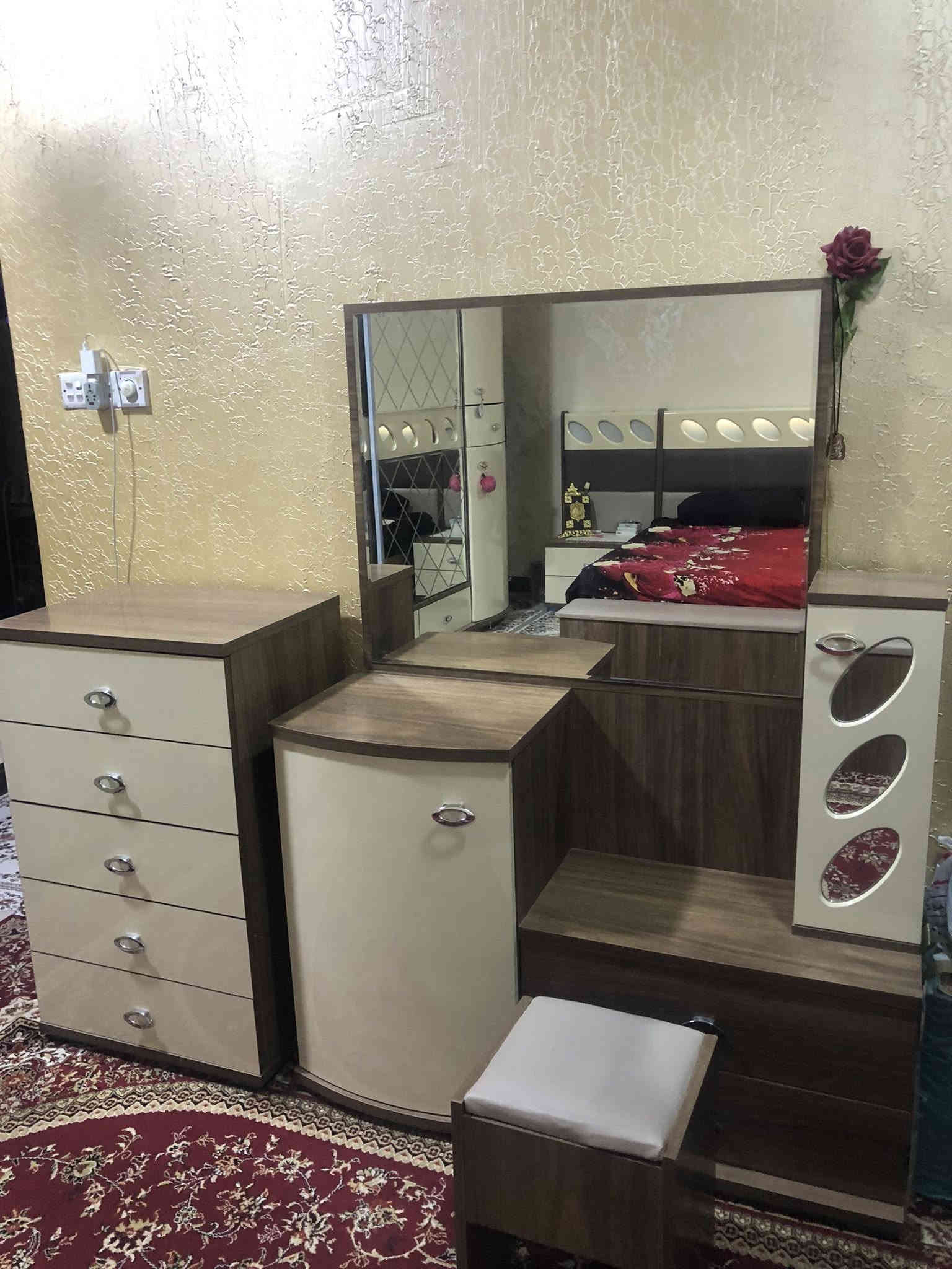 غرفة نوم ماليزية مكونة من خمس قطع 
نظيفة جداً، استعمال بسيط، بدون أي تلف أو كسر.
السعر  ١,٣٠٠,٠٠٠ دينار  للجادين فقط التواصل عبر الخاص 
الموقع: البصرة / إبي الخصيب/ مهيجران
