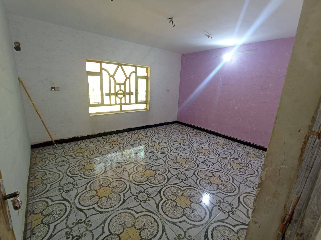 شقه للايجار طابق ثاني تحتوي على غرفتين وصاله ومطبخ وصحيات وسطح شارع 60قبل شارع حي العسكري ***********
