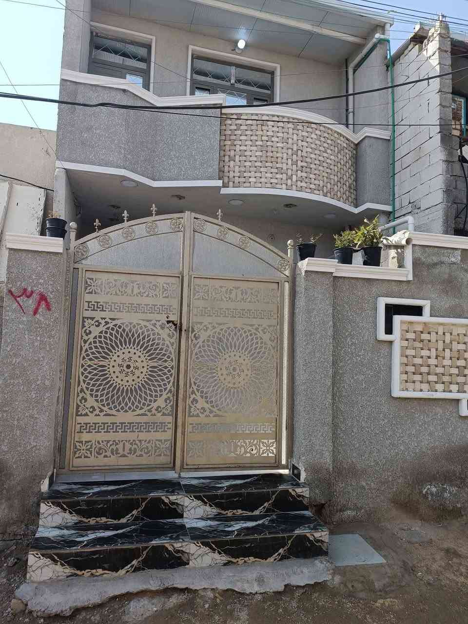 بيت تجاوز بحي البساتين أوحي السلام الدخله مالتة من جامع المرتضى أول فرع على اليسار طابق اونص الطابق الثاني سندويج ضد الحريق طرمه.استقبال حولي غرفه نوم جوة اوغرفه فوك+سطح ***********
