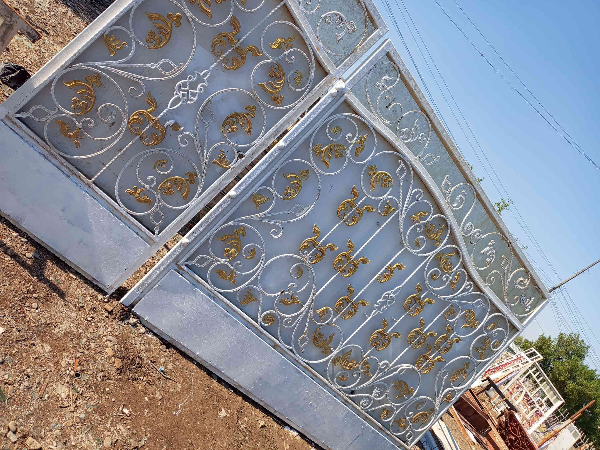 #للبيع  باب اسلايت 3مترات و60 الارتفاع مترين و10 الظهر  بليت مع الجراجيب والعكرب  حديد ثقيل جدا ونظيف جدا   @ مكاني  بغداد الغزاليه  ويوجد توصيل    ***********
***********
