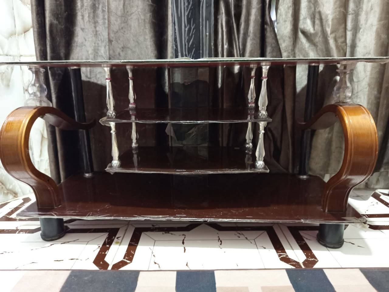 ميز ستاند بلازما 
ميز شاشة-الميز فقط

و ستاند الشاشة مُدمج مع الميز و جاهز لربط الشاشة مباشرةً 

السعر 30 الف 

المكان بابل-الحلة

للأستفسار و التواصل ***********
