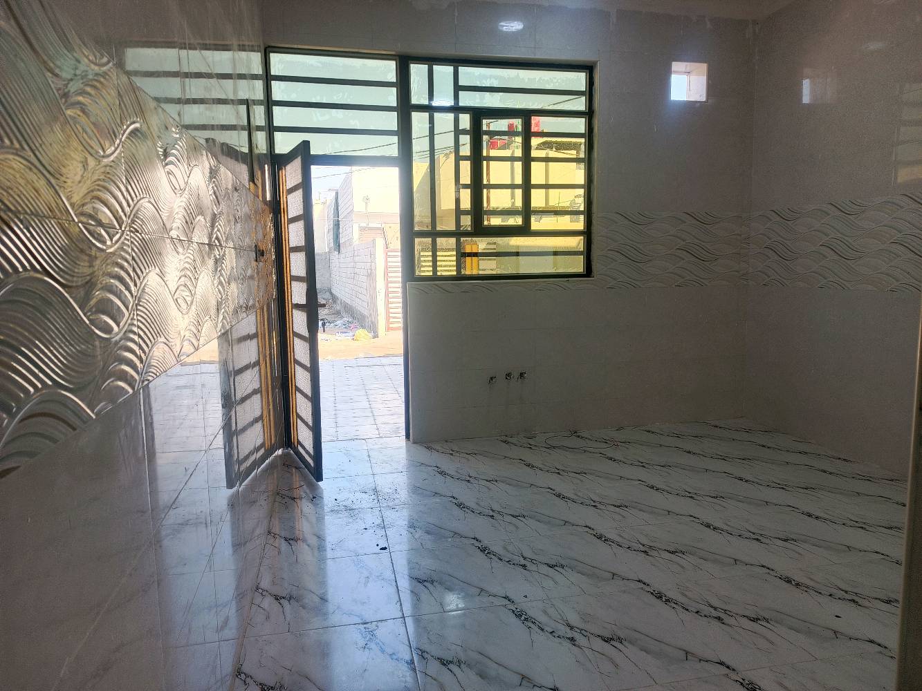 بيت للبيع مساحه 200متر سند 25 يحتوي علا غرفتين نوم صاله مطبخ حار بارد صحيات خارجيه وداخليه البيت جديد هستوه كمل بناء العنوان البصره شط العرب جزيره يوبه حي رايه 