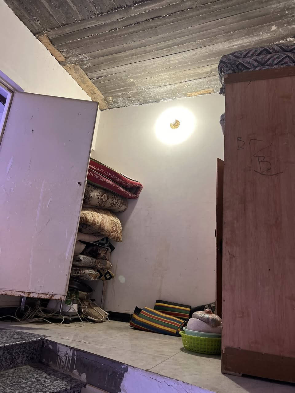 السلام عليكم بيت للبيع طابو زارعي المساحه 200 متر البيت يحتوي عل طابق ونص غرفتين منام وصاله وصحيات دخليه وخارجيه ومطبخ وستقبال  مشتمل يحتوي عل غرفه وصحيات وصاله ومطبخ 
وبقه مساحه غرفتي مامبنيه البناء بلوك درجه اولاه 
مكان البيت ابو الخصيب حمدان قرب المركز 
***********

