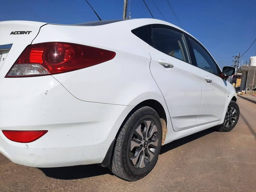 سلام عليكم
اكسنت  خليجي 2011  
رقم بابل جديد 
بيها مكانين بارد فقط 
سياره جديده كير مكينه مكفولات 
تخم تاير جديد
باتري جديد 
تدفئه تبريد كله شغال فول 
فتحة سقف اشاير بل مري 
سعر  (٩٦)   بيها مجال بسيط  
مكاني حلة / ورديه خارج 
‏‪0776 692 2343‬‏
