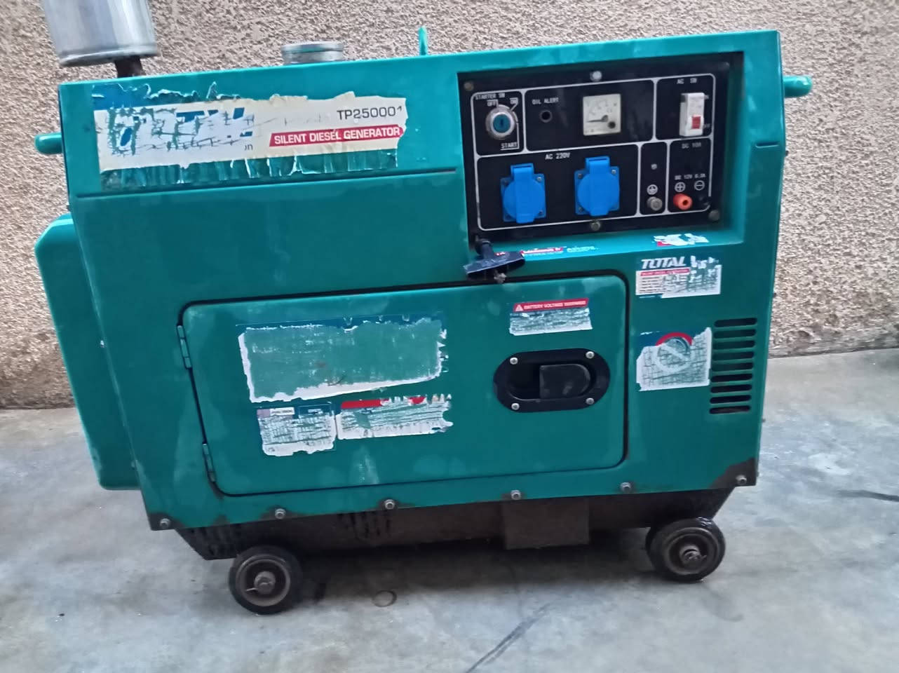 السلام عليكم للبيع مولده كامه كاتم مستعمله شي قليل جانت تشتقل بس انتركت شهر بس عايزه باتري قطعه نضيفه اخو الجديد وسعره مناسب السعر 600 وبيه مجال الرقم للتواصل واتساب ***********
