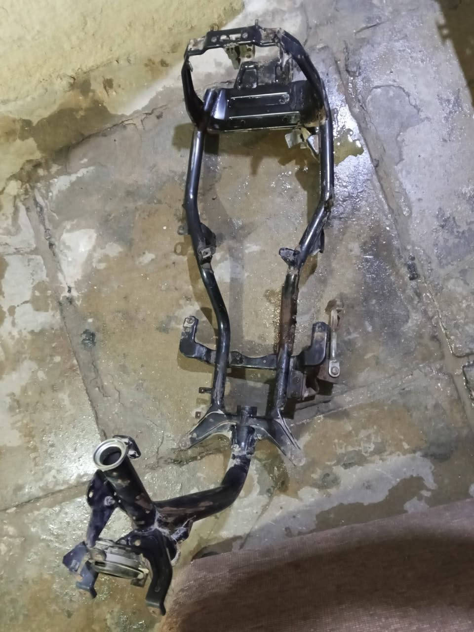 غراض دراجه زعره للبيع 
المكينه طابوكه شاصي ملحوم جه وحده 
***********
