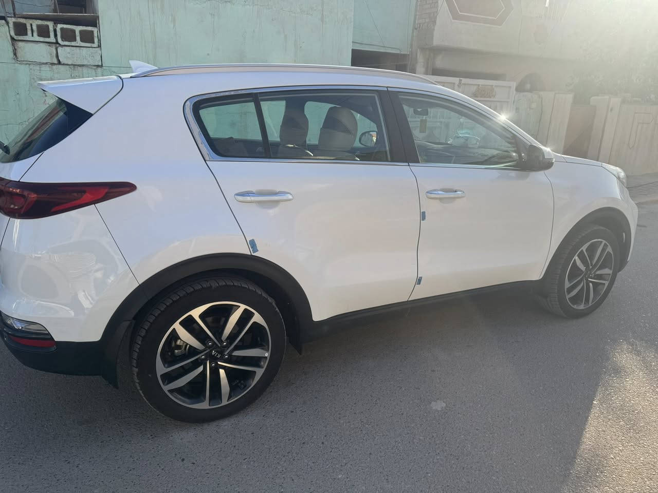 السلام عليكم 
سبورتج 2020 لون ابيض رقم بغداد باسمي السيارة ماشية 98 الف السيارة على وضع الشركة حتى تبديل الدهن بالشركة بدون بارد وصبغ مقفولة فقط بيه شخط بسيط الدعامية الخلفية والباقي على وضع الشركة ( تخم تاير جديد ) 
السعر  205 $ للتواصل *********** مكان السيارة بغداد المحمودية
