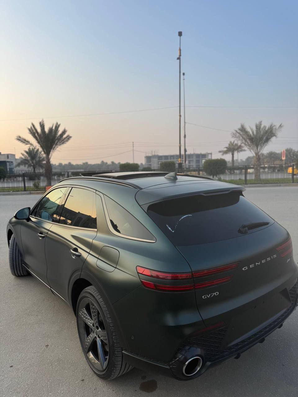 السعر  320 وبيها مجال( *********** )

• المحرك: 6 سلندر (V6) سعة 3.5 لتر تيربو مزدوج (Twin Turbo) - القوة الجبارة.

• نظام الدفع: دفع رباعي مستمر (AWD).

• نظام العادم: فتحات عادم دائرية كبيرة (الخاصة بفئة السبورت فقط).

• اللون: مميز جداً (أخضر زيتي مطفي - Matte Green).

• الإضاءة: نظام Full LED أمامي وخلفي بتصميم الخطوط الثنائية.

• السقف: فتحة سقف بانورامية كاملة.:

• المقاعد: جلد فاخر باللون الأبيض الثلجي مع نقشة "Diamond Stitching".

• الشاشات: لوحة عدادات رقمية ثلاثية الأبعاد (3D Cluster) + شاشة معلومات وخرائط عريضة جداً.

• نظام التحكم: ماوس تحكم كريستالي ونظام تغيير وضعيات القيادة.

• الإضاءة الداخلية: إضاءة محيطية (Ambient Lighting) متغيرة الألوان ..

• كاميرات محيطية 360 درجة.

• رادار أمامي للحفاظ على المسافة وتنبيه التصادم.

• نظام الحفاظ على المسار والقيادة شبه الذاتية.

• حساسات أمامية وخلفية.

• ⁠حادثها : الجاملغ الامامي الايمن وربع الدعاميه شرط بدون دواخل و الباب مرجعها BDR 

• ⁠ماشيه 10 ألف ميل
