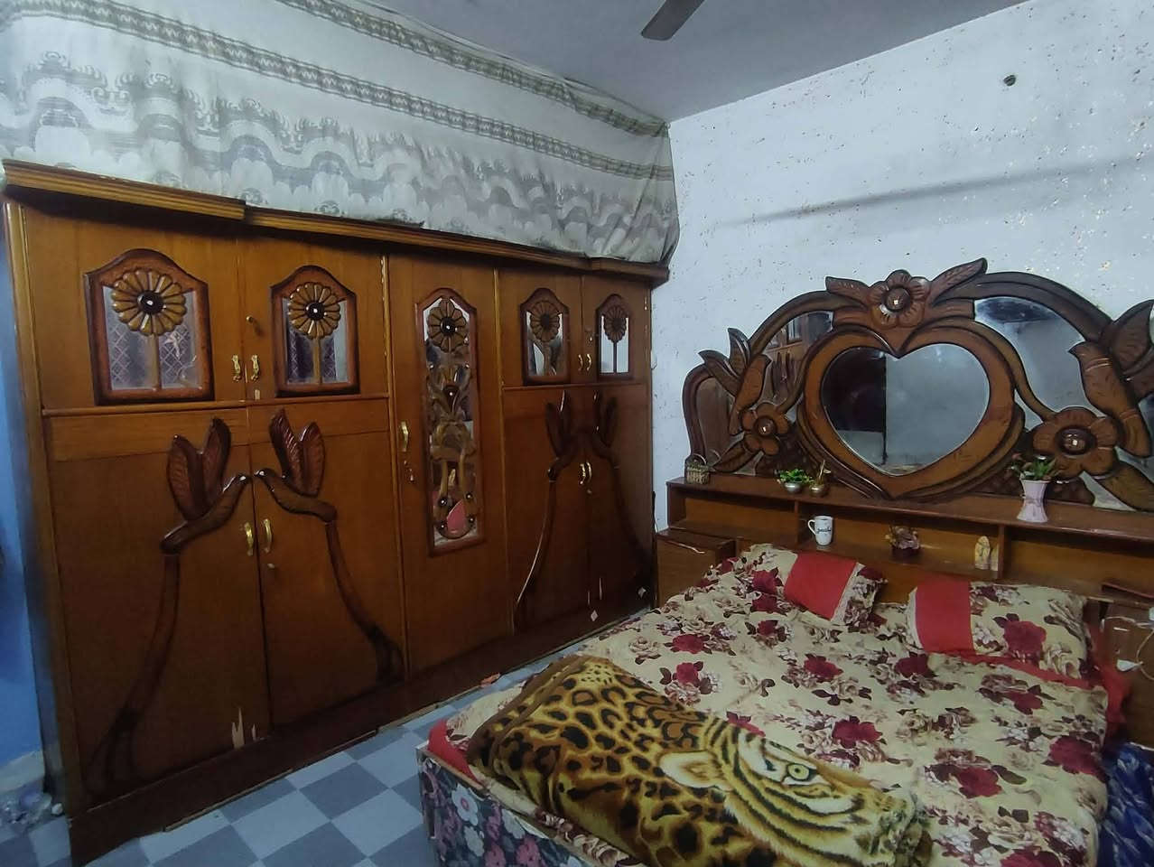 السلام عليكم. 
غرفة نوم اخشاب صاج عراقي نضيفه بس بيها ملاحضات بسيطه كلش موضحها بالصوره السعر 250 نهايته وهاذ رقم ***********

