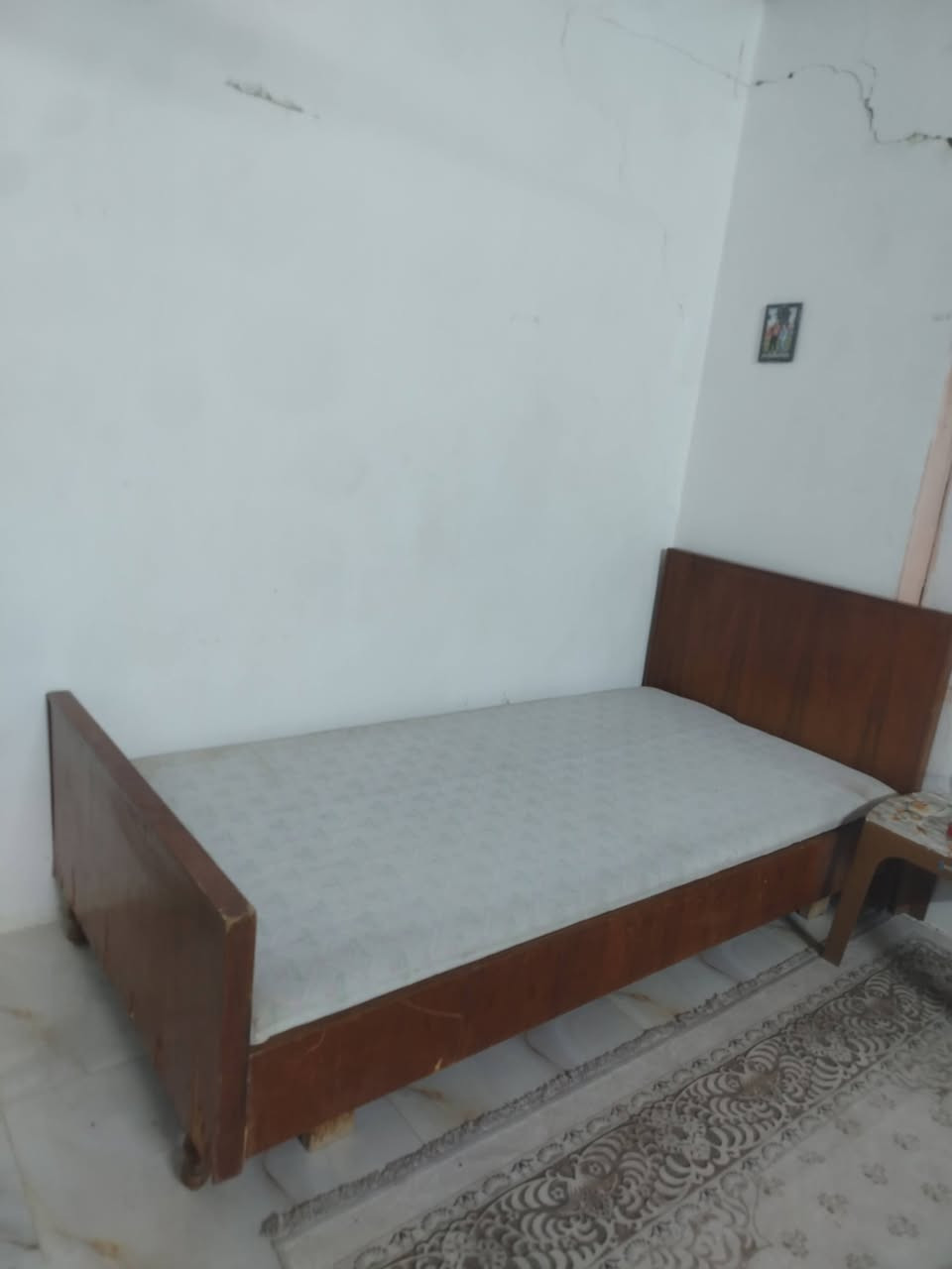 تخت للبيع سعر 75 بمجال خبروا على الرقم شرط نظيف ***********
