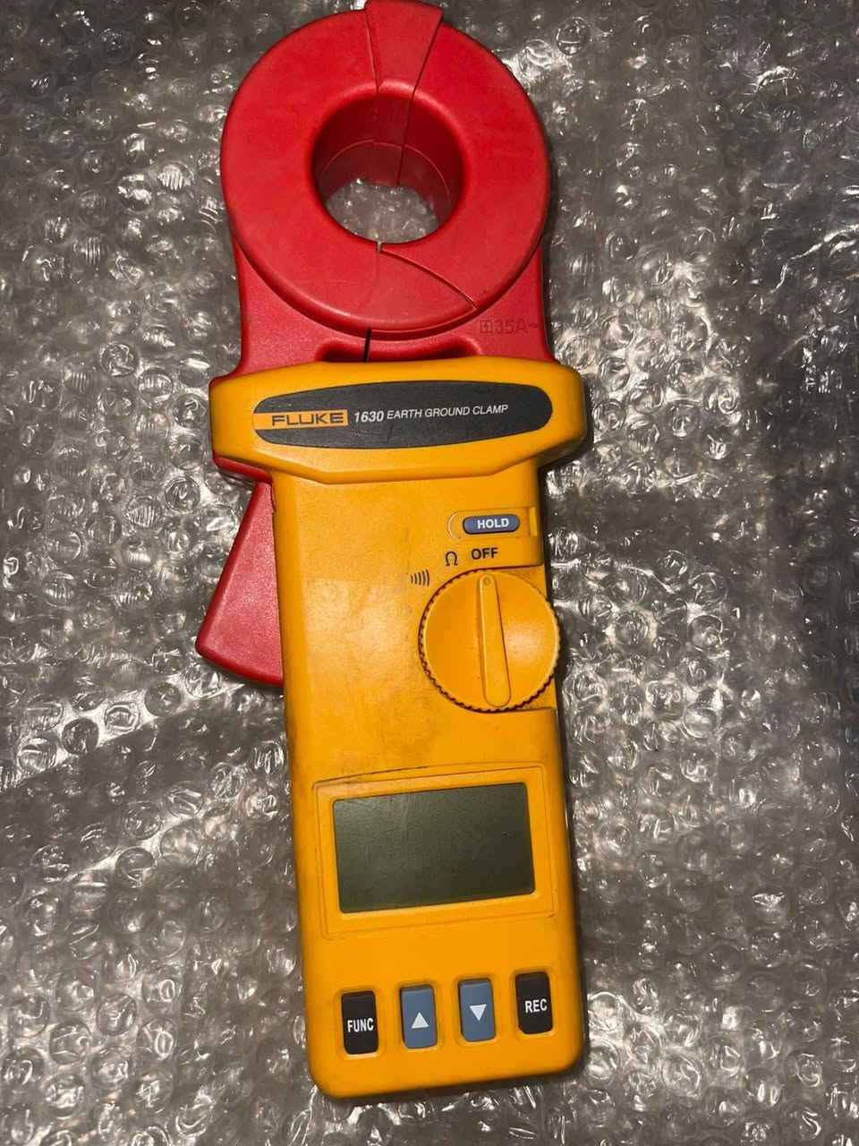الجهاز الموجود في الصورة هو مقياس مقاومة الأرض من نوع الكلمب (Earth Ground Clamp Meter).
الماركة: Fluke (فلوك).

الموديل: Fluke 1630.

يُستخدم هذا الجهاز بشكل أساسي لقياس مقاومة التأريض والتيار المتردد في الأنظمة الكهربائية دون الحاجة إلى فصل الأقطاب الأرضية أو استخدام أوتاد مساعدة في الترب. 

الجهاز الموجود في الصورة هو مقياس مقاومة الأرض من نوع الكلمب (Earth Ground Clamp Meter).
مستخدم قليل كلش! 
السعر 1250 وبي مجال قليل!


**إذا كنت صاحب هذا الإعلان وتريد حذفه لأي سبب، رجاءا أرسل رسالة إلى الدعم الفني**