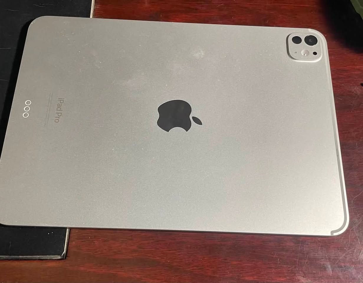 السلام عليكم 

 للبيع: iPad Pro M4 (2024) 11-inch  256GB + Apple Pencil Pro الأصلي 

للبيع iPad Pro M4 إصدار 2024 بحالة ممتازة جدًا، استخدام شخصي ونظيف جدًا لون سلفر.

 المواصفات:

* iPad Pro 11-inch (M4)
* سعة 256GB
* Wi-Fi
* مع Apple Pencil Pro الأصلي
* Battery Health:88%
* جميع المميزات تعمل 100% بدون أي مشاكل
* لا يوجد أي عطل أو صيانة
* الجهاز جاهز للفحص بأي محل يختاره المشتري.

مناسب جدًا للدراسة، الطب، التصميم، الرسم، المونتاج، وتعديل الفيديو، ويُعد من أقوى أجهزة الآيباد الموجودة حاليًا. ان لم يكن الأقوى 

الموقع: بغداد حي العامل ).


**إذا كنت صاحب هذا الإعلان وتريد حذفه لأي سبب، رجاءا أرسل رسالة إلى الدعم الفني**