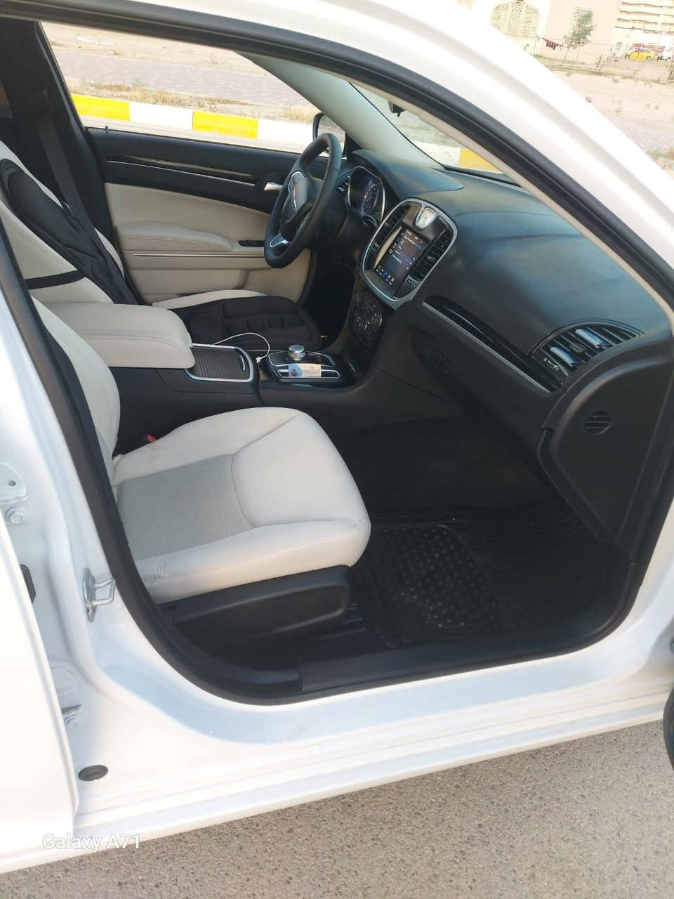 السلام عليكم للبيع كرايسلر  TOURING C300 جديده جدآ على وضع الزيرو رقم بغداد الدولي بسمي
#موديل_2023  اصل 
#محرك_V6_3600 تو ويل 
#ماشية_(19) الف 
#اللوحة بغداد بسمي 
السياره بدون حادث فقط شبر بل سكن الأيمن وبارد بجاملغ الايسر والبنيد بارد قليل حادث فقط بارد مكفوله من فتح برغي 
للاتصال ***********
