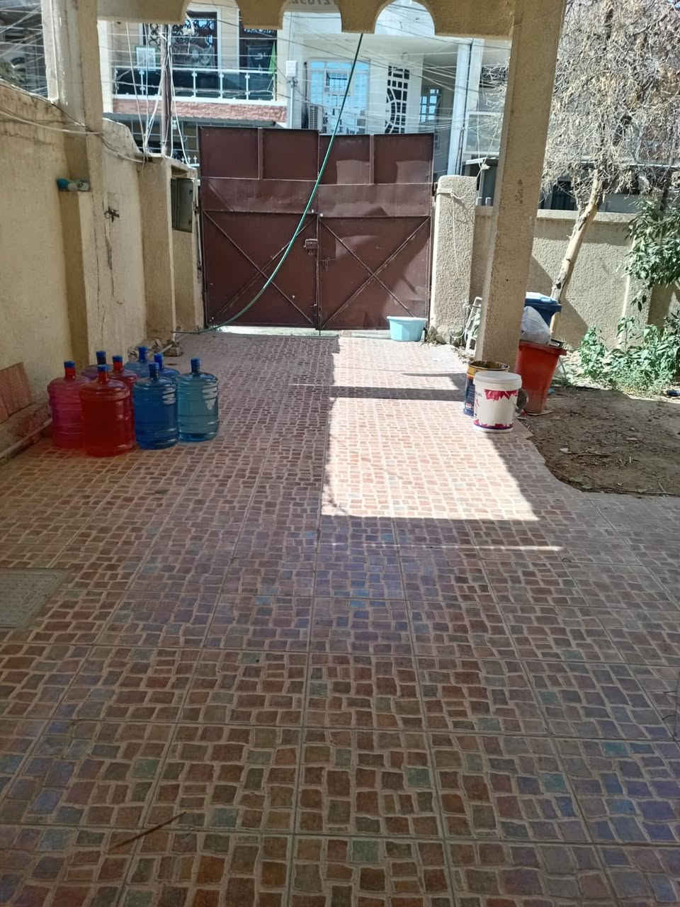 بيت في شهداء البياع بغداد مساحتة(200)متر بناء مسلح طابقين طابو صرف في اربع غرف وصاله ومطبخ وحمامات اثنين مدخل البيت كراج سياره وحديقه و بابين باب مطبخ وباب استقبال وغرفتين وحمام جوه وبل طابق الثاني ايضاً غرفتين وحمام وسطحين كبار عالي وناصي
البيت كبير وتدخله الشمس صاير ع شارع بصف الركن 
سعره(325) مليون لاستفسار اتصال ع هذا الرقم  (‭0770 395 2362‬)
وتوفيق لجميع
