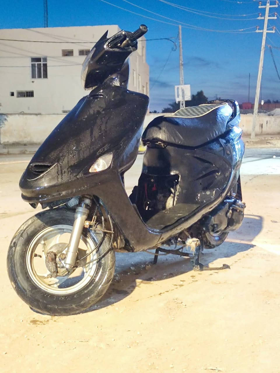 سلام عليكم اخوان دراجة للبيع فراشة فحل الدراجة خير من رب العالمين صارلها اسبوع من طلعت من الحاوية رمبه الدراجة وين ما تريد افحصها محرك 140 سعرها ٥٦٠الف اذا مو شراي لا تتصل ***********
