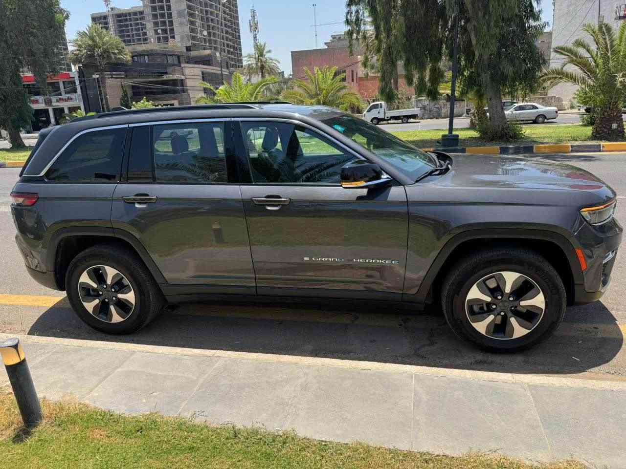 ‏  Jeep Grand cherokee 4xeبدون ايرباك
موديل 2024 4x4 هايبرد
ماشية 15000 
الداخل لونين مطعم بصاج
إنارة داخلية LED 
5 راكب 
‎3 انضمة بنزين +هايبرد +كهرباء
#مواصفاتها
.  
.بصمه تشغيل عن بعد
.دمام خلفي
.كشنات جلد
.كشن السايق ميمري
.كشنات كهرباء
.صندوق كهرباء
.حساسات خلفيه 
. قطعتين تبريد 
.اشاير بالمري
.رادار امامي
.رادارات 360
خمسة وضعيات قياده
. بنوراما فتحتين
. كير ماوس
. نظام منحدرات
. هيترات بالكشنات 
.ويل كب كروم
.لايتات لد
.بكلايت لد
.كشافات
.بصمة ابواب
. نضام توقف ذاتي
فول مواصفات 1/1  بعد بيها مواصفات
صور الحادث على الخاص
السعر 30 وبيها مجال
للاستفسار اكثر الاتصال على الرقم

***********
