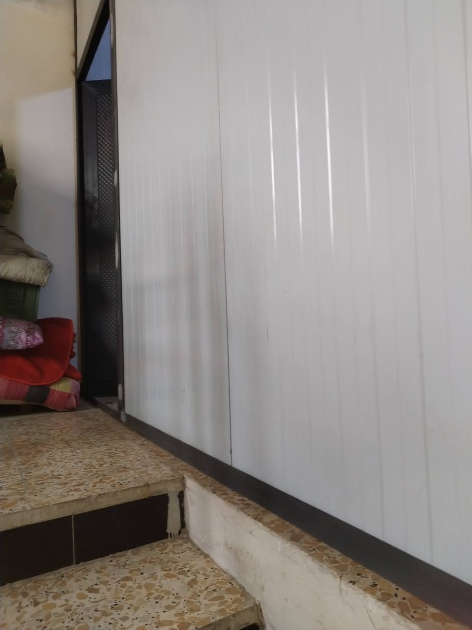 السلام عليكم دار للبيع طابو ملك صرف في منطقة الشواكة قرب التقاعد العامة مساحة ١١٢متر اربع غرف نوم ترك عدد ٢ سعر ١٧٥ و قابل للتفاوض باقي التفاصيل الاتصال على الرقم ***********
