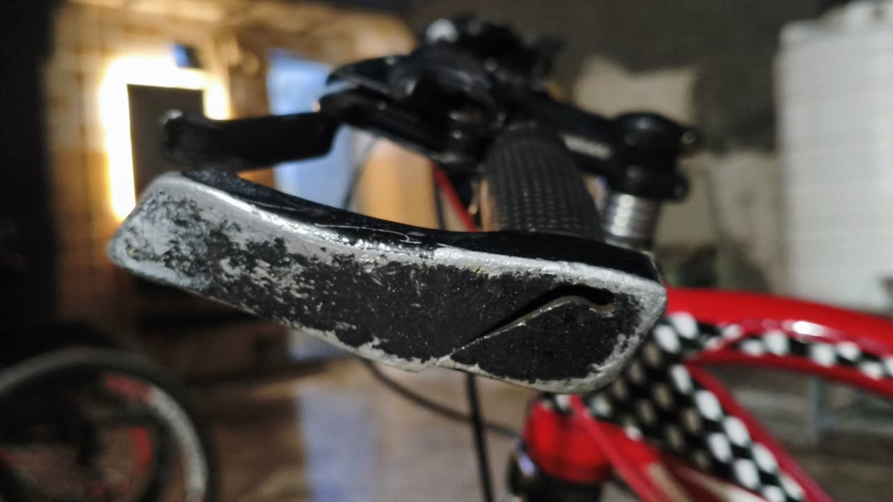 سلام عليكم بايسكل  جبلي   شركه  Yansan نوعيه جيده
حجم 26
نضافه /90
سرج رياضي احمر ابو الفتحه 
دسكات  شركه Adadas اصلي
گرون شركه Adadas اصلي
تحوير جاملغ فسفوره درع  حمراء
خزينه  بايدر كبس بولبرن اصلي 
عگرب جديد تاير خلفي عريض باله
بايسكل مرتب   كامل بريكات  بل مكان  يمشي تطلع كبل 
سعر 160 وبيه مجال للشراي
مكاني حي حسين جديد
***********
