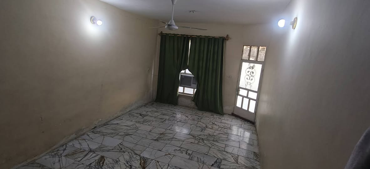 دار سكني طابو صرف للبيع في منطقة جسر ديالى / حي الحكيم / قرب جامع موسى الكاظم (ع) المساحة 150م 
يحتوي على استقبال / مطبخ / صالة / غرفتين نوم 2 / صحيات داخلية وخارجية للاستفسار الاتصال على الرقم 
***********
