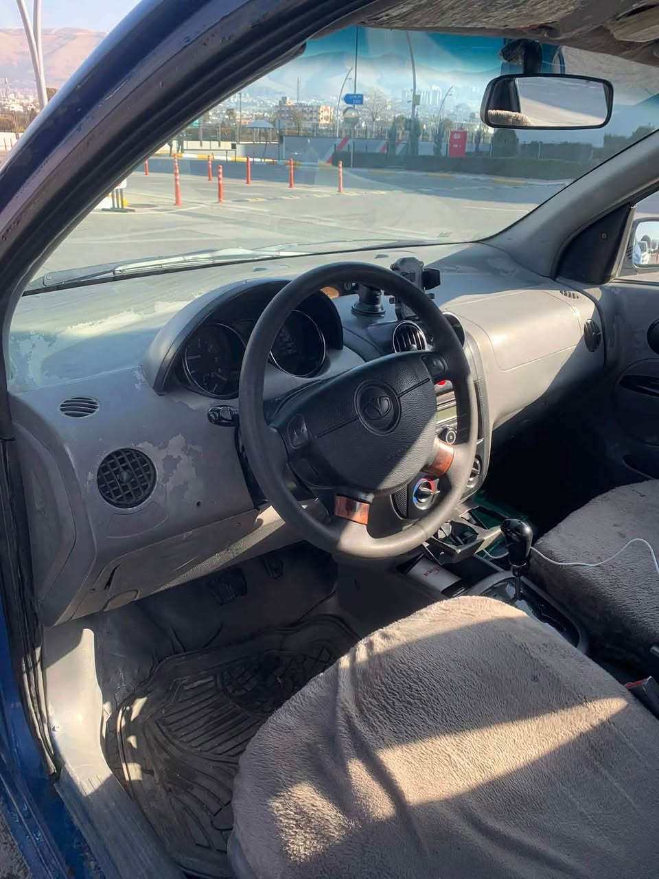 ئەڤیۆ ٢٠٠٤
سعر ٣١ گەڵا کەمێ مەجال
سەنەوی کرکوک بەشەرتی ئەوەی موس و بڕاوە نەبێت و ماڵی کەس نەبێ
دەعمو لێدراوی نییە 
کامل بۆیاخە لەسەر ساغی
گێڕ ئۆتۆماتیک 
چوار تایە و ویلی تازە
گێڕ و مەکینە بەشەرت 
بوخاری نییە 
تەقە و ڕەقەی نییە  
بێ مەسرەفە
گەرمی مەزبوت
سەیارەیەکی ڕێک و پێکە

شوێن سلێمانی گۆڕینەوە ناکەم 
*********** السليمانية, العراق
