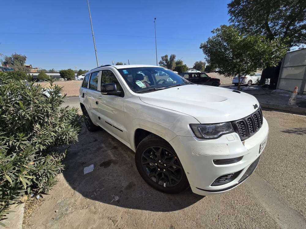 السلام عليكم اخوان 
صلو على محمد وال محمد واذكرو الله.
جيب خليجي  🇺🇸🇺🇸 S
موديل 2022 
وكاله هارلم 
ماشيه ٤٦ كيلو وليس ميل السياره كلش نظيفه ومكفوله 
رقم بغداد بأسمي وتحويل مباشر 

مواصفات ال S معروفه فول 1/1 
٠محرك V6 سته سلندر 3600🚩
٠غراض الوكاله بعدهن بيها
٠دفع رباعي 4x4 
٠ويل حجم 20
٠تدفئة ستيرن
٠شاشة حجم 8.4 
٠كشافات ضباب + LED + زنون 
٠رادارات ٣٦٠ درجه
٠توقف ذاتي مع قيادة ذاتيه
٠تحديد مسار 
٠حساسات امامي وخلفي 
٠كراسي جلد + تحكم كهرباء + تدفئه 
٠بانوراما
٠بصمه + بصمه ابواب + صندوك 
٠تشغيل عن بعد 
وبعد بيها كلش هواي مواصفات 
بيها بارد كلش بسيط بمقدار اصبع في باب السائق والباقي كفاله عامه حتى من الشخط 
السعر مناسب بالنسبه لخواتها ونظافتها✅✅
للاتصال *********** بغداد, العراق
