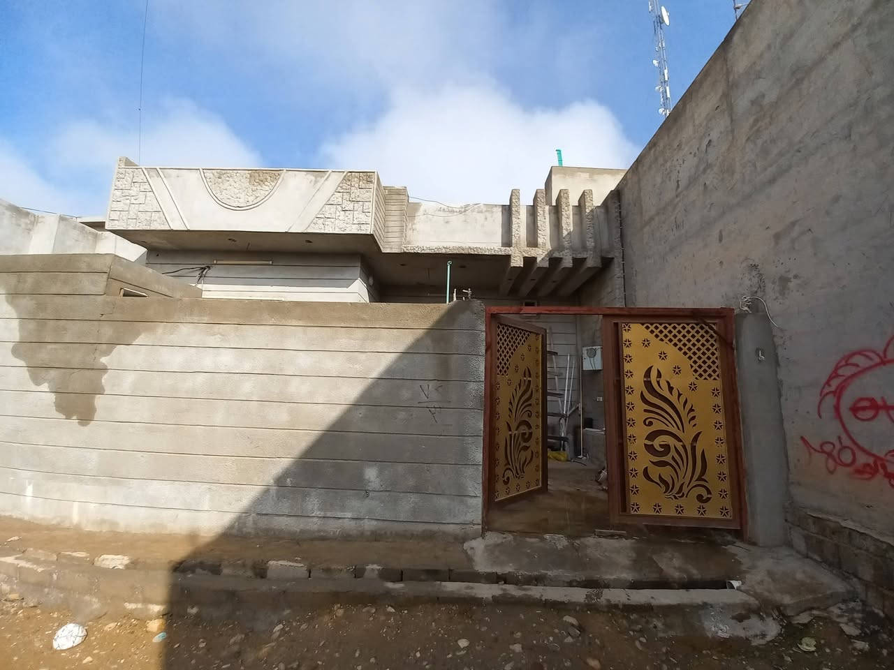 بيت للبيع العنوان القوسيات قرب المدرسه الصينيه المساحه ٢٥٠متر الاستفسار على الرقم ***********
***********
