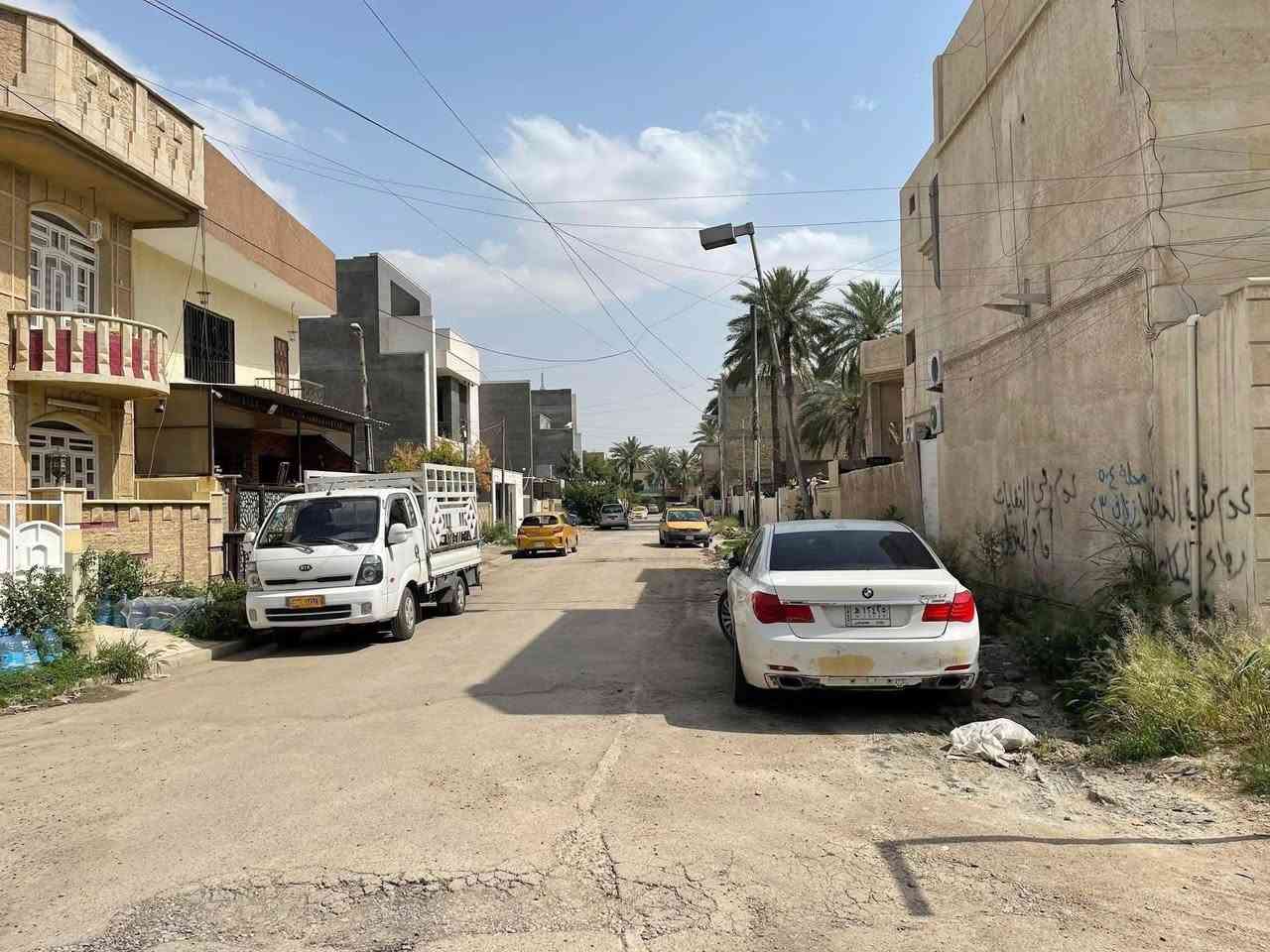 للبيع بيت مسلح ركن كلاسك سند مستقل ( ورثه وكل امورهم جاهزه ) المساحه ٢٠٨ متر الواجهه ١٦ والنزال ١٣ يحتوي الطابق الاول على كراج ومطبخ واستقبال وهول وحده مفتوحه الثانيه وغرفتين نوم وحده منهن سويت وخدمات والطابق الثاني يحتوي على ٤ غرف نوم وحده منهن سويت وخدمات 

الموقع شارع فلسطين محله ٥٠٤ خلف وزارة الشباب والرياضه مقابل مستشفى العالمي قرب المتنزه 

للاتصال *********** او *********** شركة الخيمه للعقار السعر عالخاص راسلني لو تتصل
