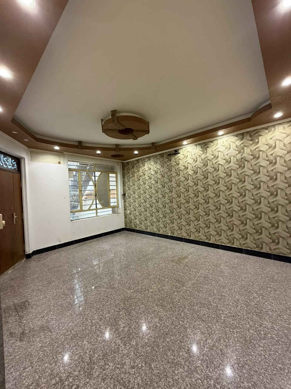 دار للإيجار مساحة 150 م
 4 نوم 
صالة + هول داخلي 
صحيات عدد 2 
كراج
ايجار مليون ونص

————————
دار للإيجار 150 م 

3 نوم
صحيات عدد 2
صالة مطبخ كراج 

ايجاره مليون و200 الف

***********
