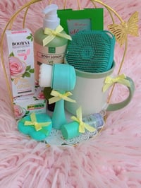 عيد المعلم • باكجات هدايا • تغليف أنيق