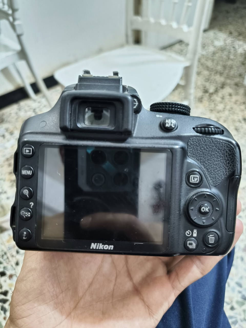 سلام عليكم 
كاميرا نيكون للبيع NIKON D3300 
سنسرها بالفوتو او الصور ٢٤ ميغا بيكسل
و بالفيديو FHD 60 FPS فول اج دي بمعدل 60 اطار بالثانية
العدسة 18-55
حزام 
شاحنة
سعرها (٣٠٠ الف) 
📌 مكاني:  بغداد - مدينة الصدر - قطاع ٣٠ - شارع الجوادر
(توصيل خارج بغداد ما عندي) 
رقم موبايلي ***********
