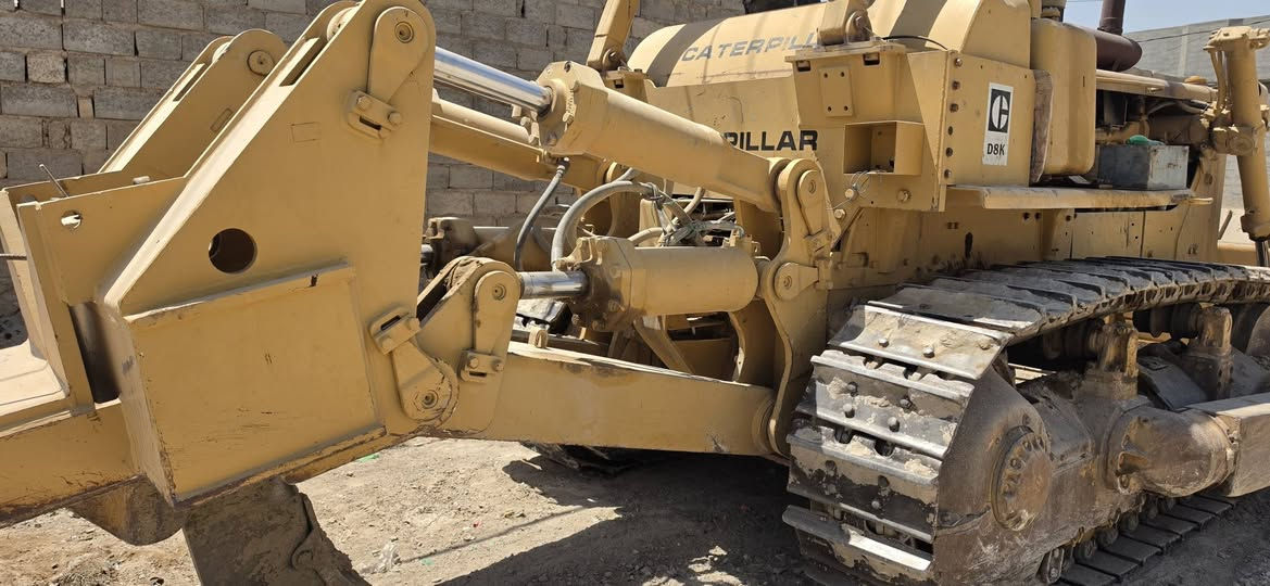 السلام عليكم بلدوزر D8K حجم 85 موديل82 للبيع للتواصل ***********
