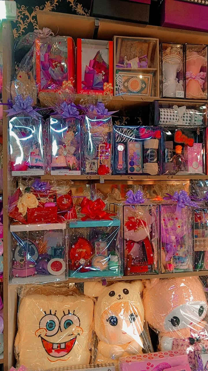 أجواء الميلاد بدأت يم سنتر كيمو🎅
أشجار أوربية كثيفة وفخمة، ملابس الاطفال بابا نويل وانواع الهدايا الرجالي والنسائي كرات زينة راقية، غزلان أنيقة، وبابا نوئيل يضيف لمسة سحرية لكل زاوية 🎁
متوفرة أيضًا جميع أنواع النشرات الميلادية بألوان وتصاميم مميزة ❤️
خلي ديكور بيتك يلمع بروح العيد ✨
تعالوا شوفوا التشكيلة الحصرية قبل لا تخلص 🌟***********
