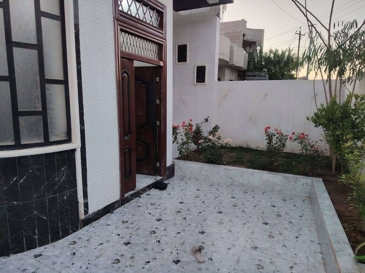 بيت للبيع في منطقة العبور يبعد عن الشارع 300متر قرب جامع الحاج موسى مساحة البيت 240متر واجه 10 نزال 24ركن الشارع 12متر الاساس بادلو عدد الغرف 2استقبال 7في4 هول داخلي 9في 4 مطبخ حار وبارد زايد مخزن تواليت داخلي مغربي وخارجي شرقي كراج سياره وصل بلديه رقم الهاتف *********** 
***********

