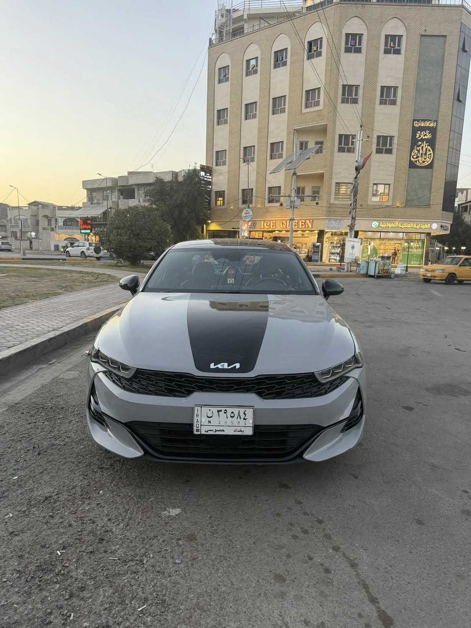 سلام عليكم كي فايف k5
موصفات جتي لاين 
فول على الاخير  موصفات بنوراما 
موديل 2022
1_الون  سمنتي 
2بصمه 
3 ماشيه50mi
4 داخل احمر 
5 كشنات هيترات
6 بصمه
5مثبت سرعه
6نضام ABS
7مانع انزلاق
8حساس  اطارات 
9بك لايت لد
10شاشه كبيره لمس
11كامره دواره
12كشافات اماميه 
13شاشه عطال 
14ويا كروم 
15ردار جانبيه 
16مراقبه نقطه العمياء 
17ردار الخطوط البيضاء  ردار امامي وخلفي وجوانب السياره 
18شاير  با المري 
19كشنات جلد احمر
20مقعد ساق كهرباء 
21الايت ثلاث عدسات +ليد 
22نضام قياده خمس وضعيات 
23 توقف ذاتي
24بلوتوث +usb+auX
25 تحكم ستيرن مع تدفئه بالستيرن 
26كير اوتو +عادي 
27الخريطه 📍
28صندوق كهربائي
 29 زنود + ليد 
30نوتو هولد
31التشغيل عن بعد 
‏AUTOHOLD   32
33تصميم خارجي رياضي 
34نضام المحلاحه
35مصابيح الخلفيه LED
36مصابيح ضباب LED
37محرك تيربو 1600

تشغيل عن بعد قيادة ذاتيه اربع قيادات بيها 
صور الحادث مرفقه مع الصور
رقمي ***********
مكاني بغداد لاعضميه168
 وبيها مجال لشراي 
رقم معوقين بغداد /وكاله عامه بأسم المشتري
