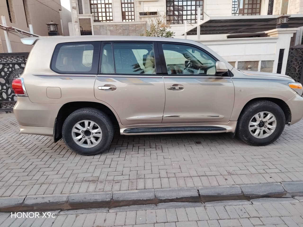 السلام عليكم اخوان
عندي لاندكروز موديل ٢٠١٠ بغداد
 رقم انكليزي بأسمي لون مميز ذهبي
 وسعرها مناسب ومستعجل على بيعتها وبالعافيه على التصير من نصيبه
. سياره حلوه جاهزه وترايها وين ميعجبكم
سته سلندر بيها منظومه غاز وشادلها منظومه بريك كامله جديده. 
محرك وكير وصدر وتايرات جاهزه وعلى الضمان بيها ثلاث قطع صبغ فقط
شاشه كبيره الحجم فيها تحكم كامل للمنظومات . 
سعرها  225 $
مكان السياره بغداد/السيديه
للاتصال ***********.او ***********
