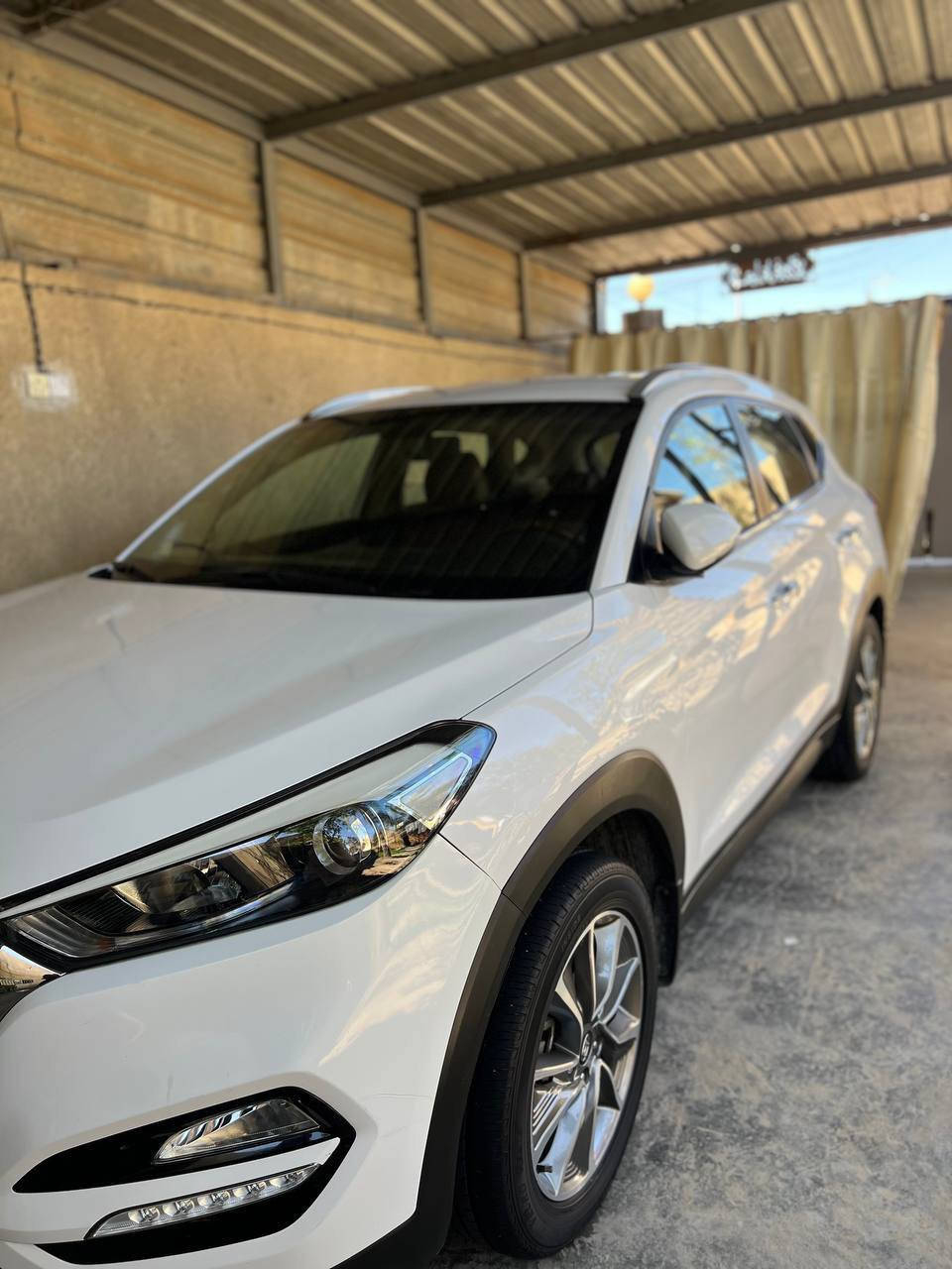 سلام عليكم 
توسان 18
رقم بغداد انكليزي 
سياره مكفوله كفاله عامه من الصبغ والتبديل 
  محرك 2000
سياره ماشيه 125
كامره اماميه
حساسات خلفيه 
كامره خلفيه 
سايد بريك رجل 
كشناتها جلد 
چكمجه ثلاجه
مكان السياره بابل تحويل مباشر 
السعر 187 وبيها مجال 
رقم الموبايل ***********
***********
