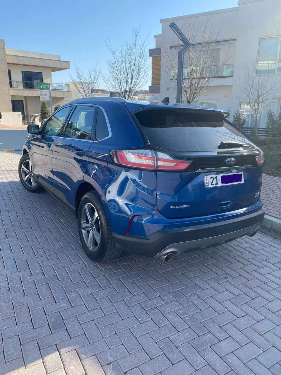 فورد إيدج SEL 2020:
المحرك: 2.0 لتر EcoBoost (4 أسطوانات) بشاحن توربيني.
القوة: 250 حصان وعزم دوران 275 رطل-قدم.
ناقل الحركة: أوتوماتيكي بـ 8 سرعات.
نظام الدفع: كلي (AWD).
كفاءة الوقود: تتراوح ما بين 11.8 إلى 13.9 كم/لتر حسب.
التصميم الخارجي:
عجلات ألمنيوم مقاس 18 بوصة.
مصابيح أمامية LED مع عدسات بروجكتر.
مرايا جانبية بلون الهيكل.
المقصورة الداخلية والراحة:
مقاعد أمامية مدفأة.
مقاعد جلد.
مقعد سائق قابل للتعديل كهربائياً بـ 10 وضعيات.
مقعد الراكب كهربائي. 
عجلة قيادة مدفأة.
نظام تكييف أوتوماتيكي ثنائي المناطق.
مقاعد خلفية قابلة للطي بنسبة 60/40.
التقنية والترفيه:
شاشة نظام معلومات وترفيه SYNC 3.
دعم Apple CarPlay و Android Auto.
دخول ذكي (بصمة).
الأمان والسلامة:
رادار أمامي ونظام تجنب التصادم.
نظام النقطة العمياء.
نظام المحافظة على المسار.
حساسات خلفية وكاميرا. 
لون مميز .
مقصورة واسعة مريحة جداً. 

تُعد هذه الفئة خياراً عائلياً متوازناً يجمع بين الأداء الاقتصادي والميزات التقنية الحديثة، اضافة للمتانة والسلامة والرفاهية.
ماشية فقط ٧٨٠٠٠ كلم
حادثهه حسب التقرير خلل في الشاشة ومبدل بيلادي،
وداخل العراق حادث باب الراكب الامامي ومبدل بيلاد، ایرباگ مامتضرر بدون دواخل. صبغ للباب والچاملغ…
رقم الشاصي ضمن الصور
السعر ١٧٩ ومعاملة بسيطة
السيارة استخدام شخصي
………….

فۆرد ئێدج SEL 2020 خاوەنی بزوێنەرێکی 2.0 لیتری تۆربۆچارج و چوار سلندر EcoBoost و هێزی 250 ئەسپ بەرهەم دەهێنێت و گێڕێکی ئۆتۆماتیکی 8 خێراییە. ئەم ئۆتۆمبێلە SUV یە قەبارە ناوەندییە بە ئۆڵ ویل درایڤ (AWD) و تایبەتمەندی ستانداردەوە دێت لەوانە چوونە ژوورەوە و دەستپێکردنی بێ کلیل، کورسییە گەرمکراوەکان کە دەتوانرێت بە هێز ڕێکبخرێت، سیستەمێکی زانیاری شاشە SYNC 3 لەگەڵ ئەپڵ کارپلەی/ئەندرۆید ئۆتۆ،
رەقەم شاصی دانراوە لە وێنەکان
حادسە ناوخۆیی دەرگای سەکن لێدراوە بیلاد دانراوەتەوە ،بێ ئێرباگ بێ ناوگرتن. 
بۆیاخ تەنها دەرگای سەکن و چامەلەغ
١٧٩ و کەمێ معامەلە السليمانية, العراق


**إذا كنت صاحب هذا الإعلان وتريد حذفه لأي سبب، رجاءا أرسل رسالة إلى الدعم الفني**