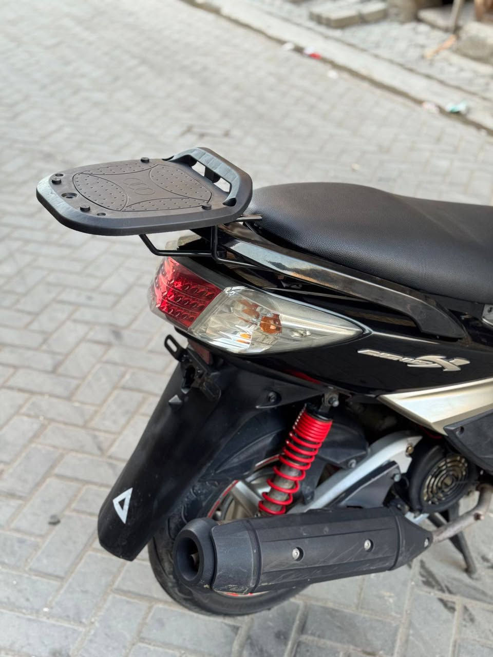 السلام عليكم
دراجة سنكس فحل حديث جديدة 
سرعة 140 خطين نوزل اسلف بلادي 
ام طلاعات ستاند كهرباي حساس 
وراقها ابسمي كفرات اصليه ومختمة 
كفاله عامه من كلشي محرك ناعم ومكفوله 
مكاني بغداد بلبلديات سعر مليون و100
وابيها مجال ***********
شرط جيب فيتر وتعال فحص
