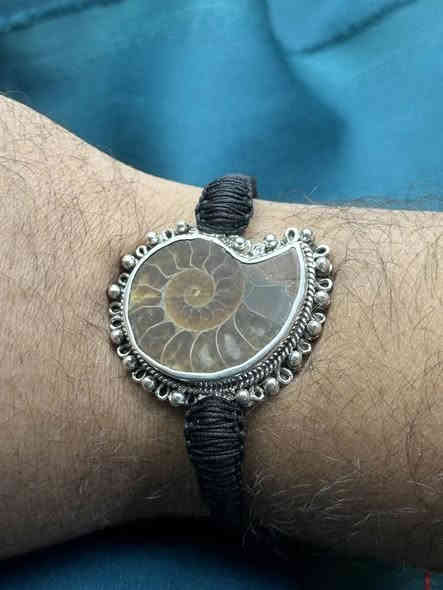 سوار بحجر الامونيت
صياغة فضة ٩٢٥ يدوي 
مع حياكة يدوي  

للتواصل واتساب 
 ***********
