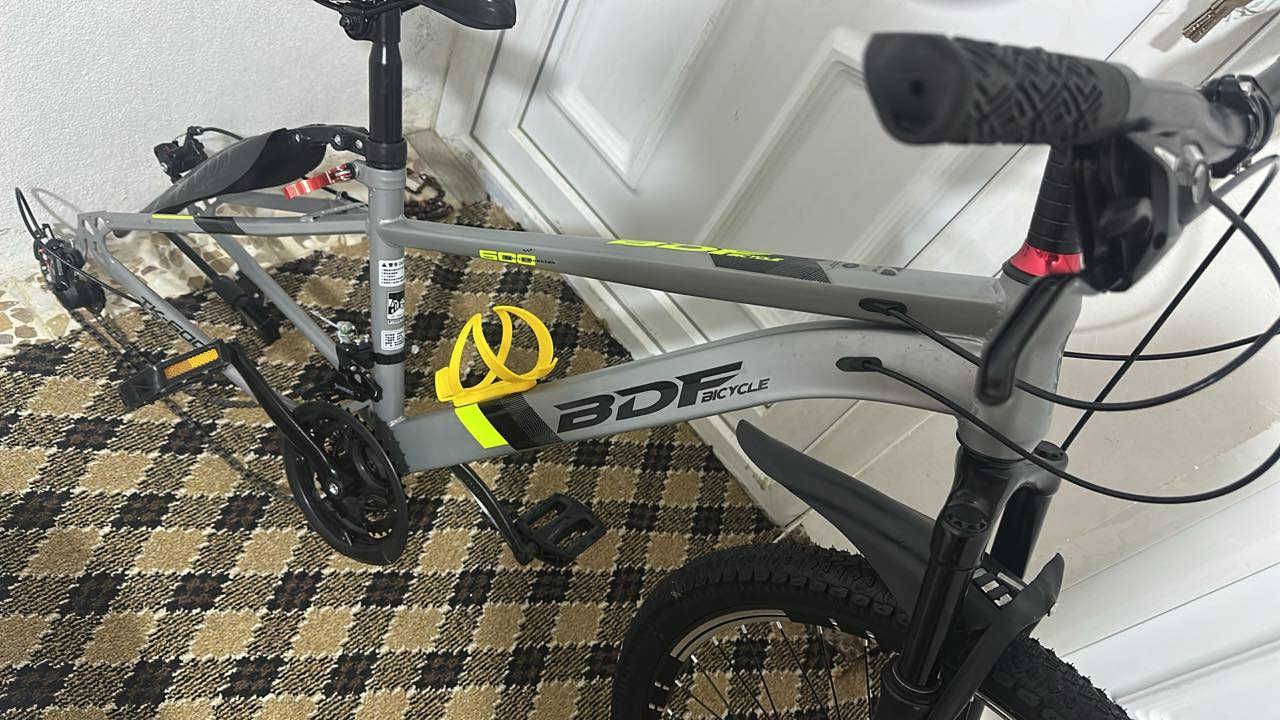 السلام عليكم بايسكل  ماركت  BDF   البايسكل ما مستعمل جديد اثناء التحميل البايسكل بيه ضررر خفيف يم البايدار موضح بالصوره التاير موجوده بس يرادلها جوب  جديد  البايسكل سعره قفل 135 مكاني المزارع الثالثه ***********
