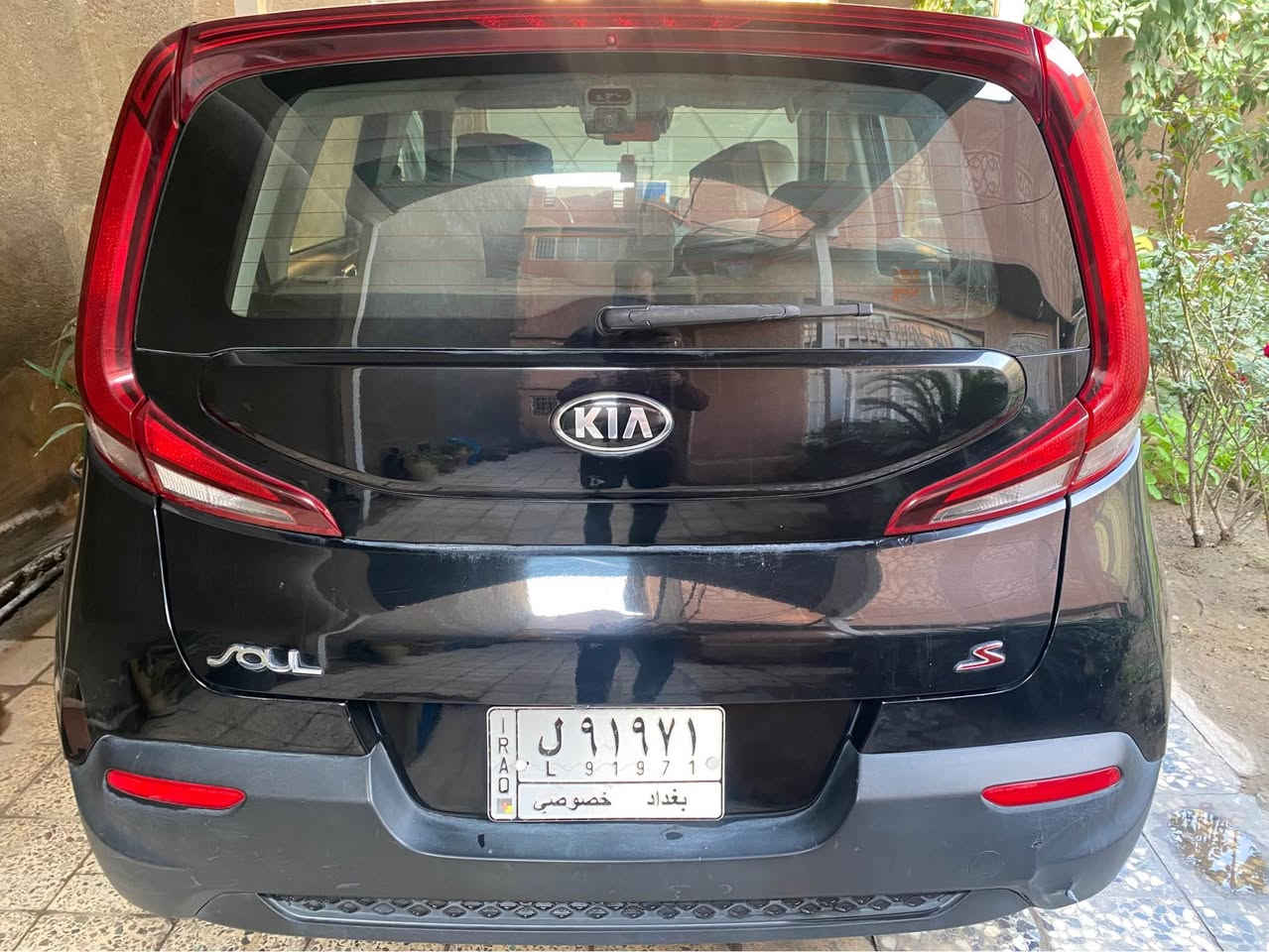 السلام عليكم 
للبيع كيا سول ٢٠٢٠ باسمي رقم بغداد 
حادثها بسيط امامي بنيد مبدل وجاملغ معدل نفسه جهة السايق وبيها شخطات بسيطة موضحة بالصوور مابيها اي ايرباك طااك 
كل الايرباكات سليمة 
ماشية ٦٥٠٠٠ كم 
محرك ٢٠٠٠ دووش ومواصفات معروفة رادار امامي وخلفي وجوانب وتوقف ذاتي والثبات ع المسار ومثبت سرعة وبقية المواصفات معروفة فئة s 
السعر ١٣٧ ورقة وبيها مجال للشراي
رقمي *********** بغداد, العراق
